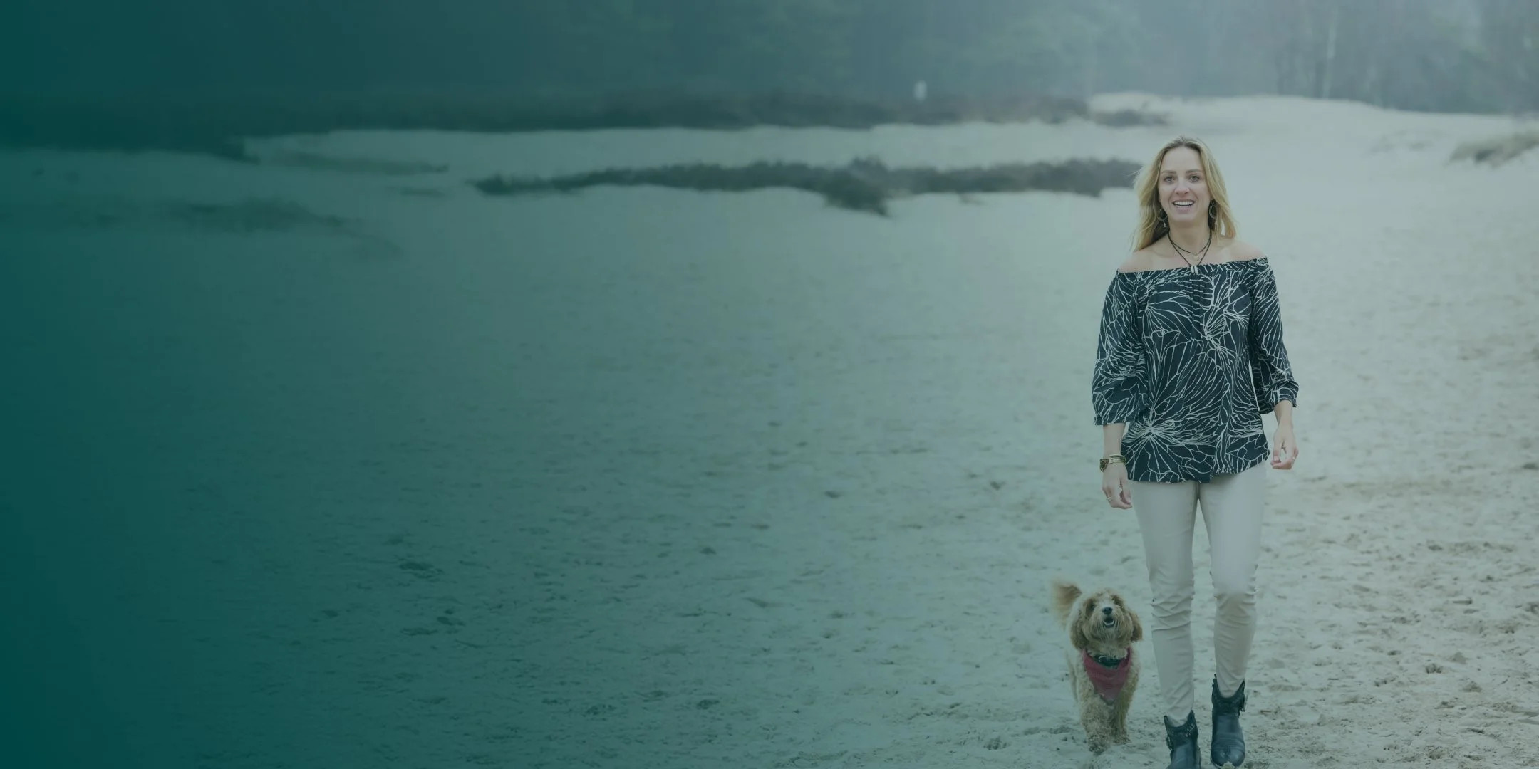 Kim Berger met haar hond op de hei