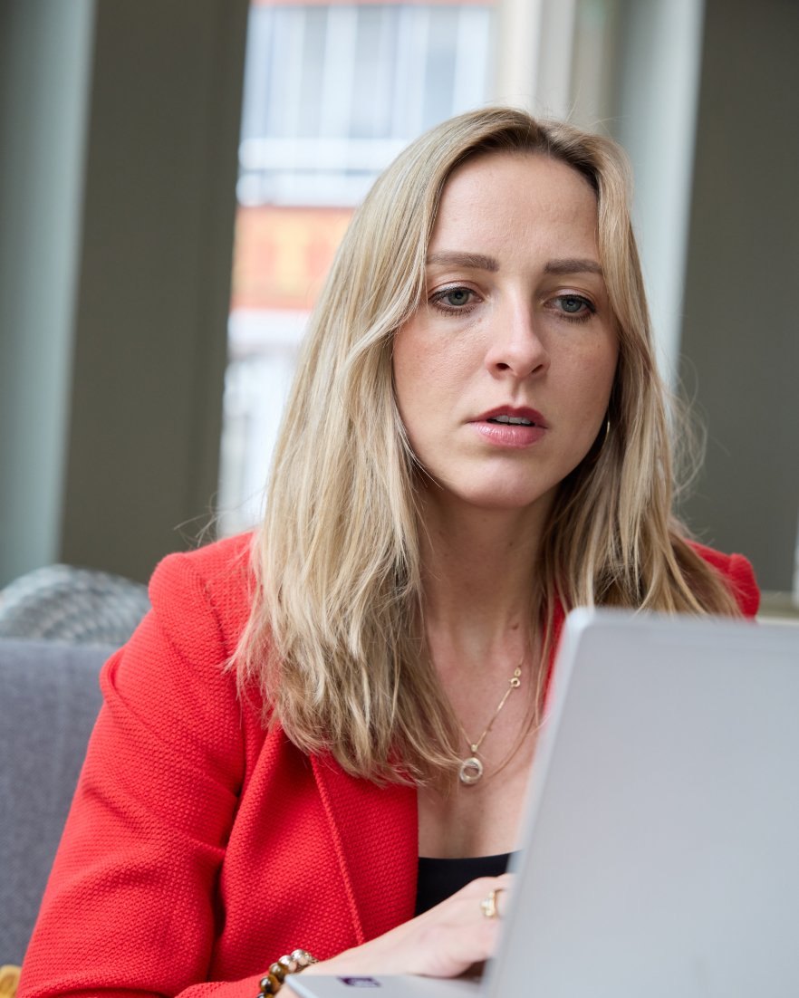 Kim Berger, oprichter van BESYN, aan het werk